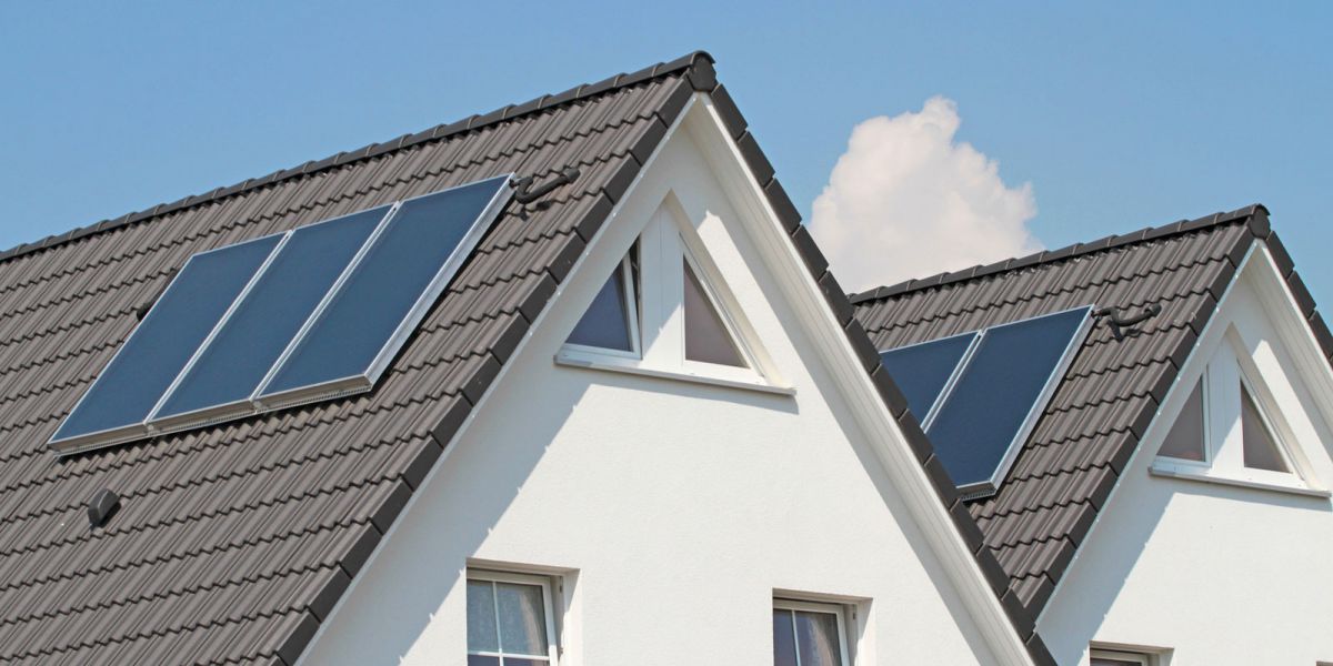 Solaranlagen (Sonnenkollektoren) auf Hausdächern zur Trinkwassererwärmung und Heizungsunterstützung