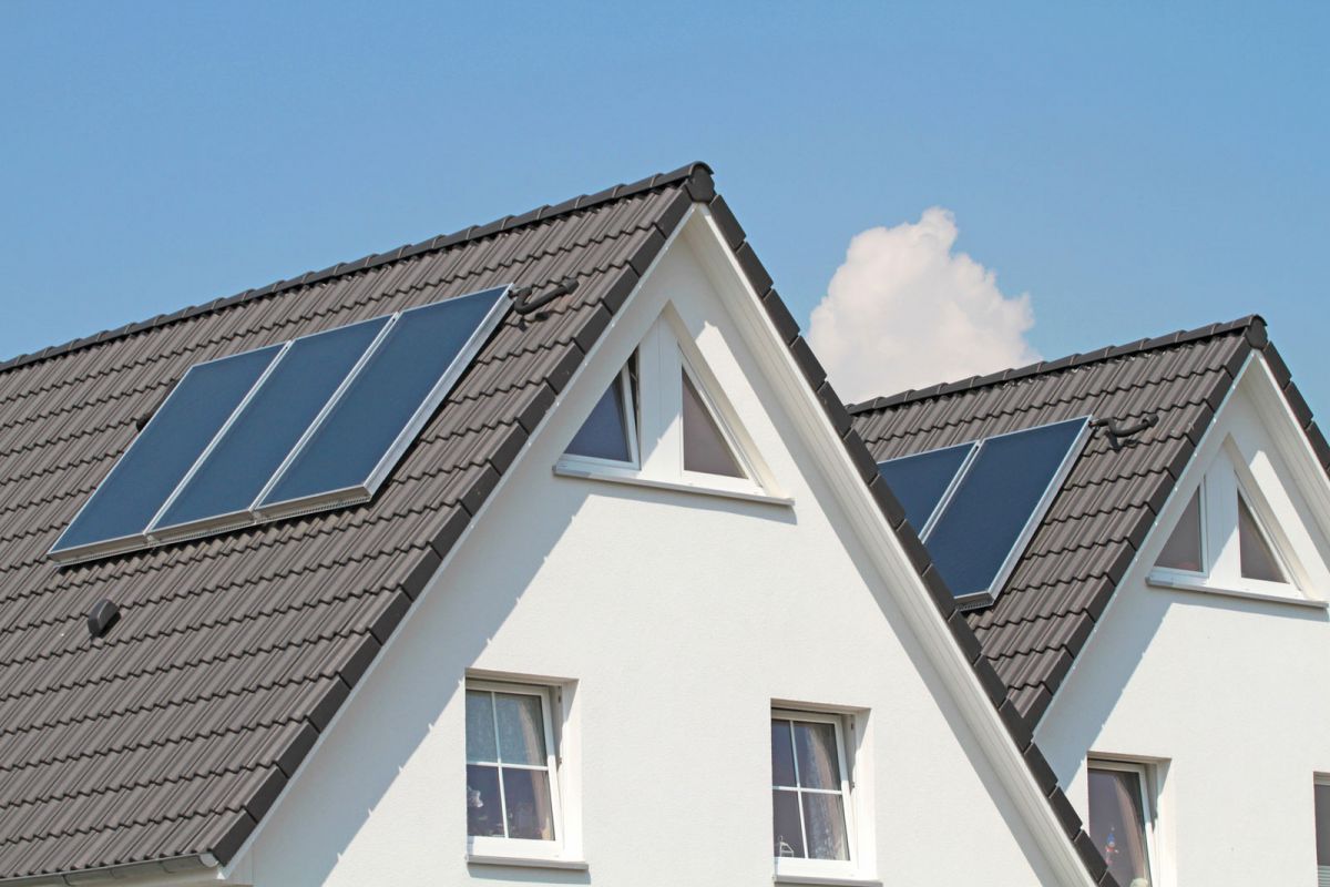 Solaranlagen (Sonnenkollektoren) auf Hausdächern zur Trinkwassererwärmung und Heizungsunterstützung